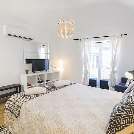 Apartamento Lovelystay - Bright Studio In Carmo, Chiado